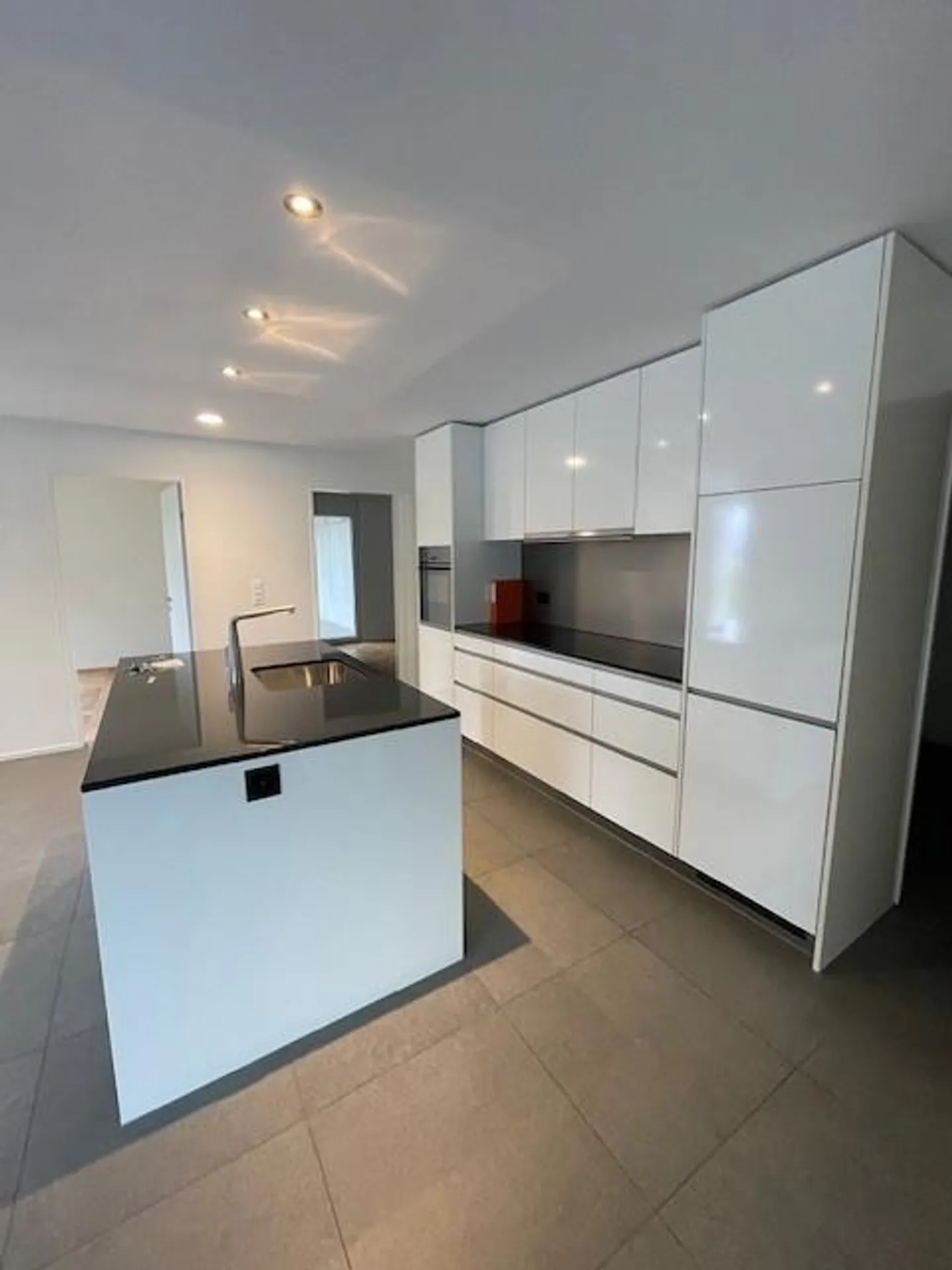 Appartement moderne de 3,5 pièces dans une maison individuelle - Photo 2 sur 8