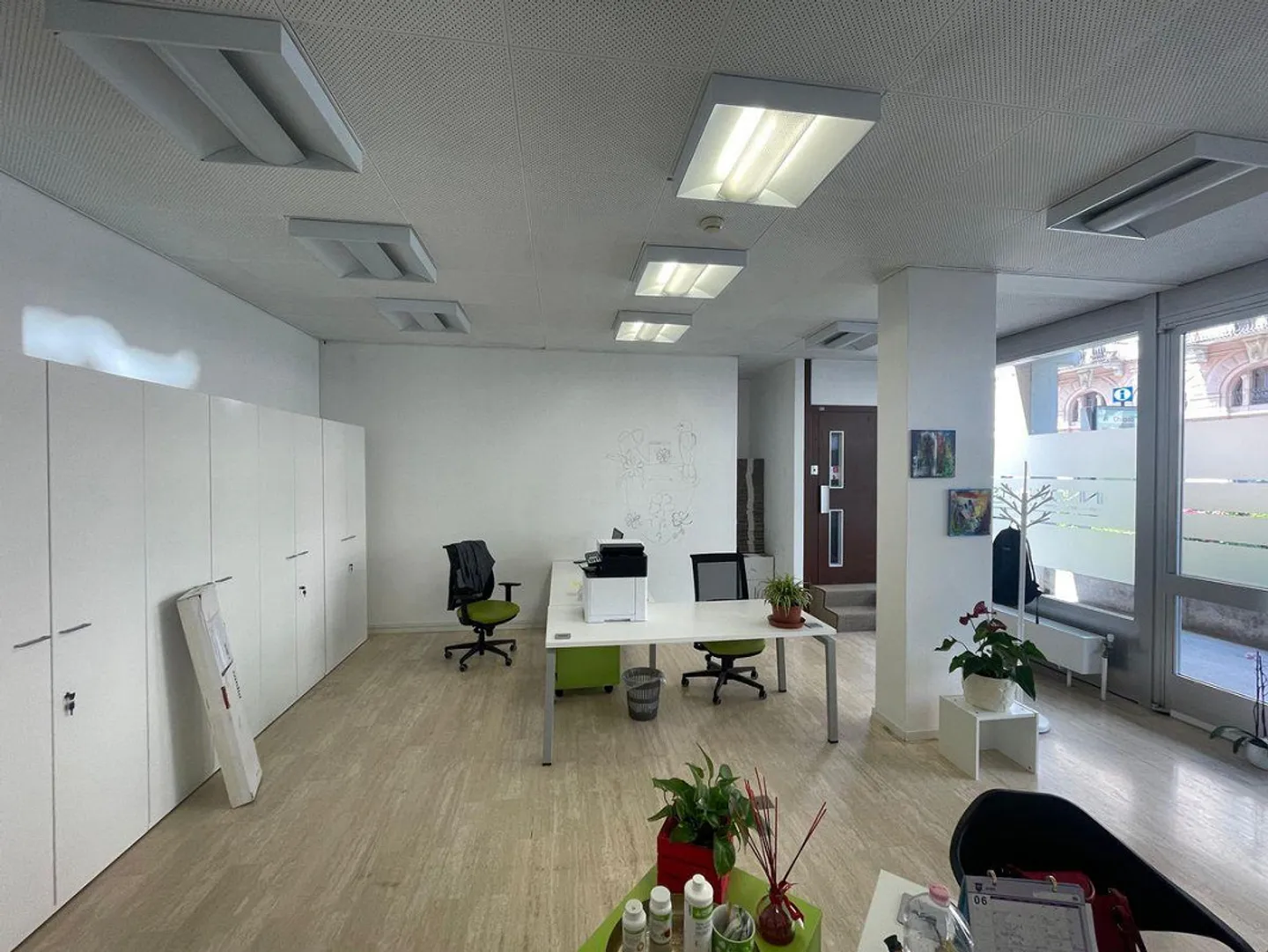 Chiasso - Ufficio luminoso al piano terra con vetrine - Foto 1 di 3