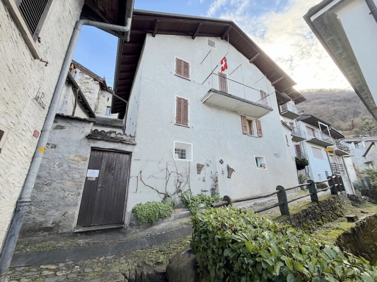 Quiet detached house with 5 rooms and lake view - Photo 2 of 14