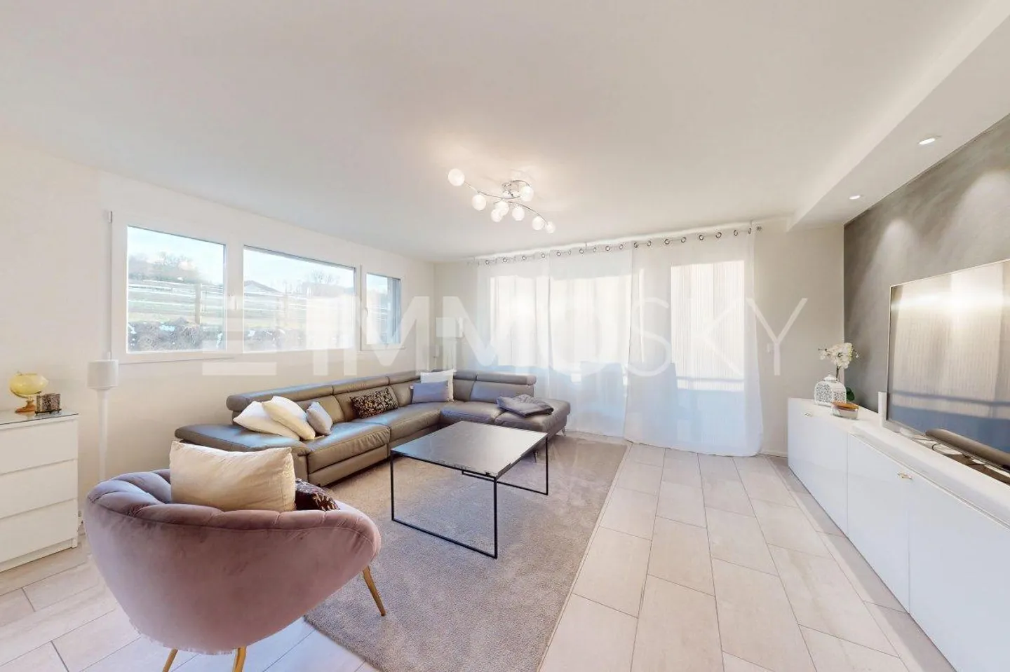 Spacious 5.5-room apartment on the edge of agricultural land - Photo 4 of 5