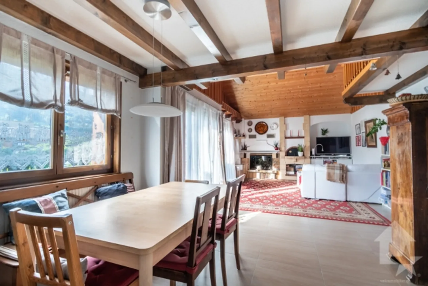 Troistorrents duplex on the top floor of a small building - Photo 2 of 14