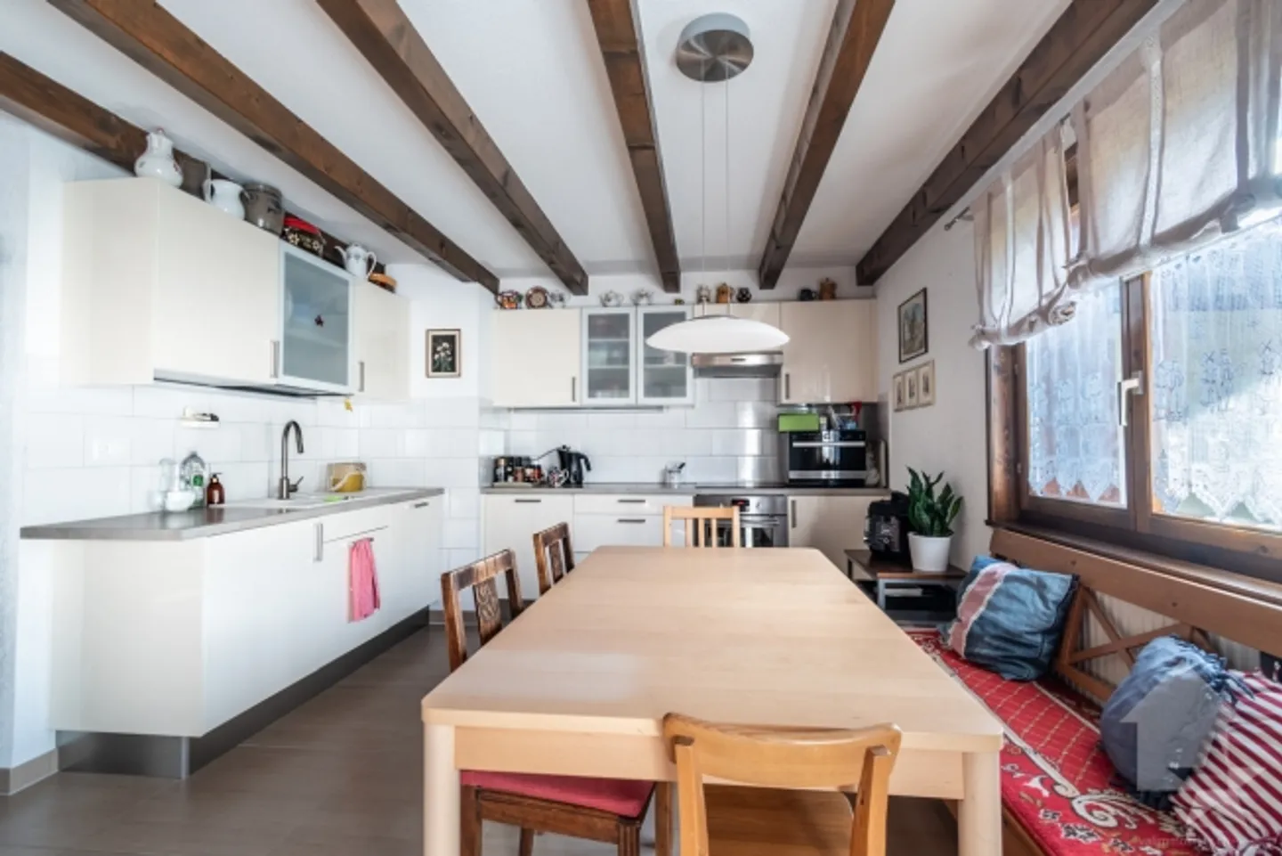 Troistorrents duplex on the top floor of a small building - Photo 3 of 14