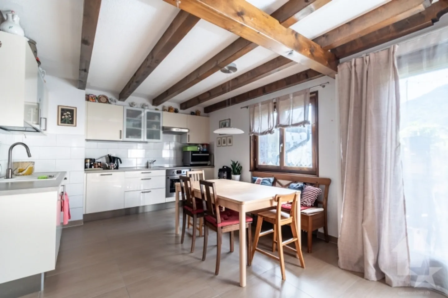 Troistorrents duplex on the top floor of a small building - Photo 4 of 14