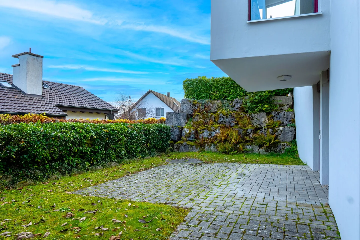 Panoramic View Meets Living Style - Two-Part Residential Residence - Photo 4 of 12