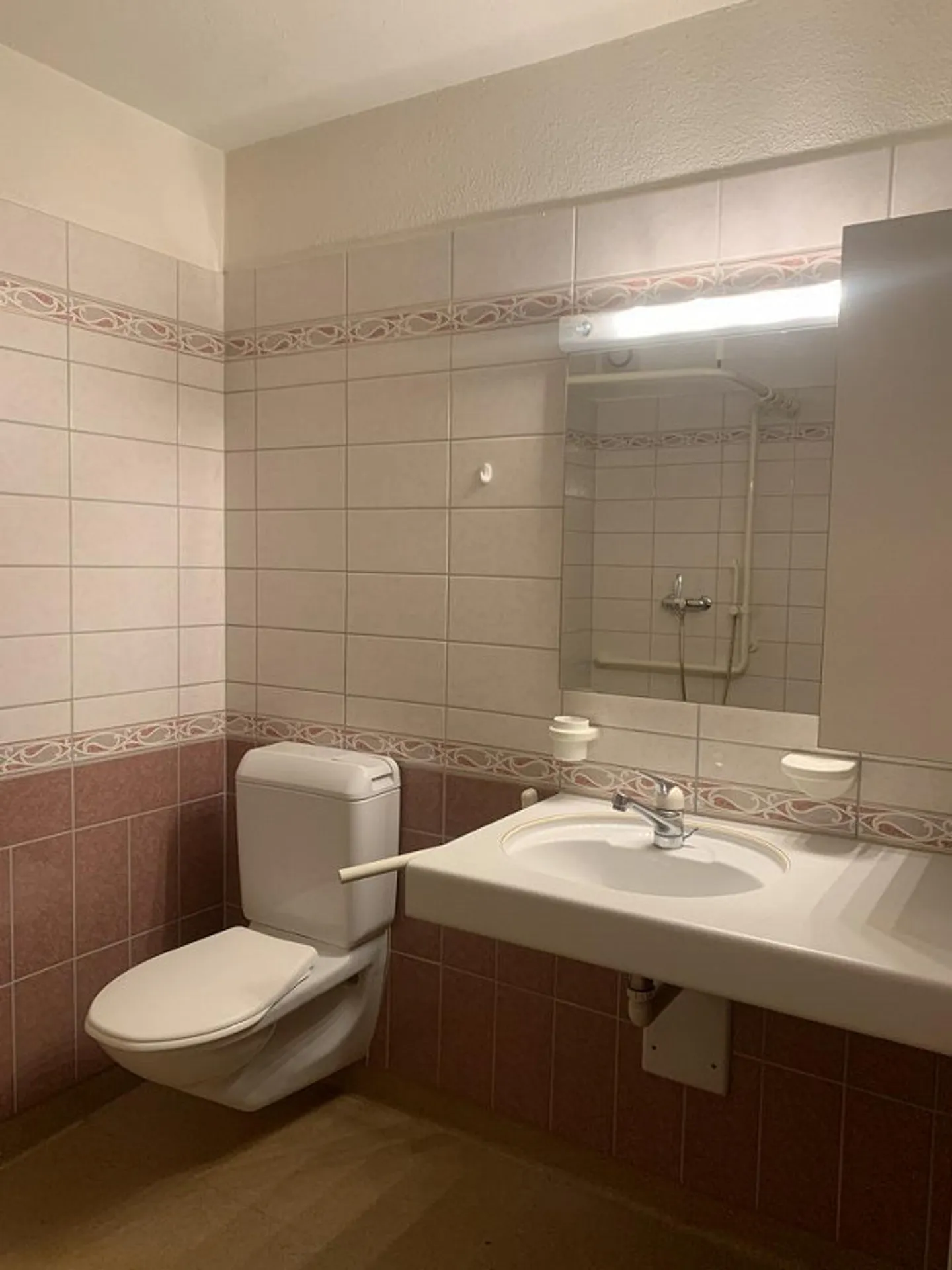 Your new home: charming ground floor apartment with patio - Photo 4 of 12