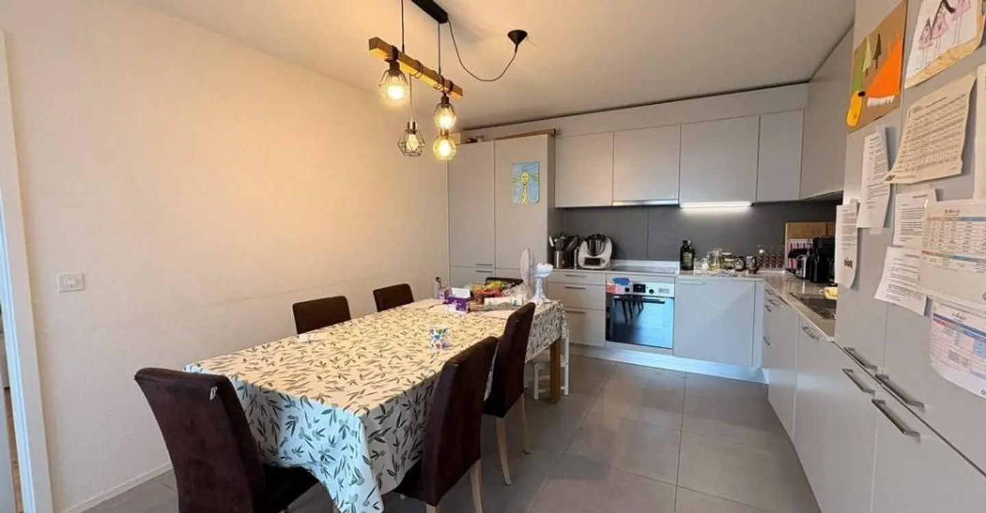 Large accommodation close to all amenities - Photo 2 of 4