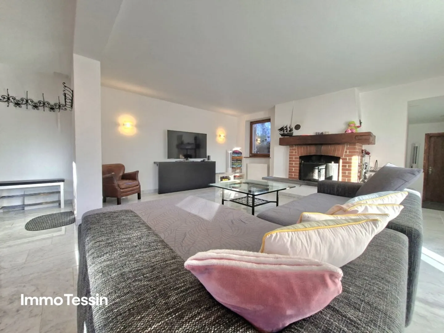 Locarno Monti: Grande appartamento al piano terra in una posizione top con giardino privato di 400 m2 - Foto 6 di 13