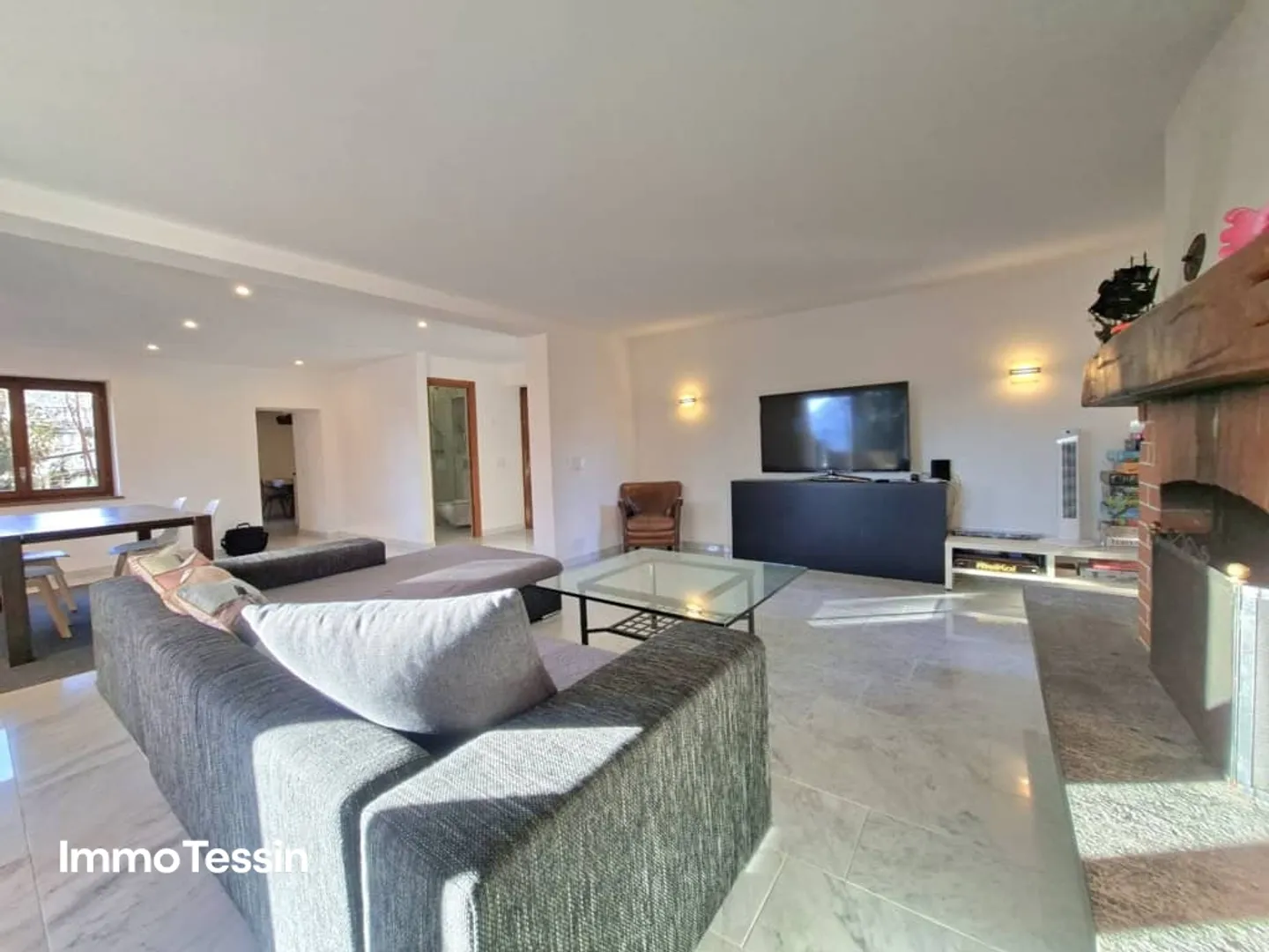 Locarno Monti: Grande appartamento al piano terra in una posizione top con giardino privato di 400 m2 - Foto 7 di 13