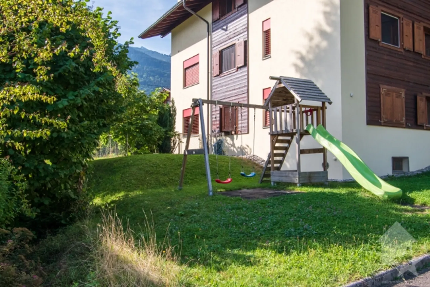 Troistorrents duplex on the top floor of a small building - Photo 13 of 14