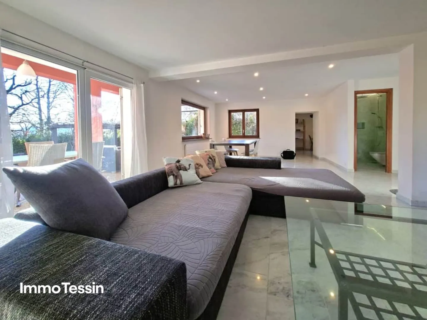 Locarno Monti: Grande appartamento al piano terra in una posizione top con giardino privato di 400 m2 - Foto 8 di 13