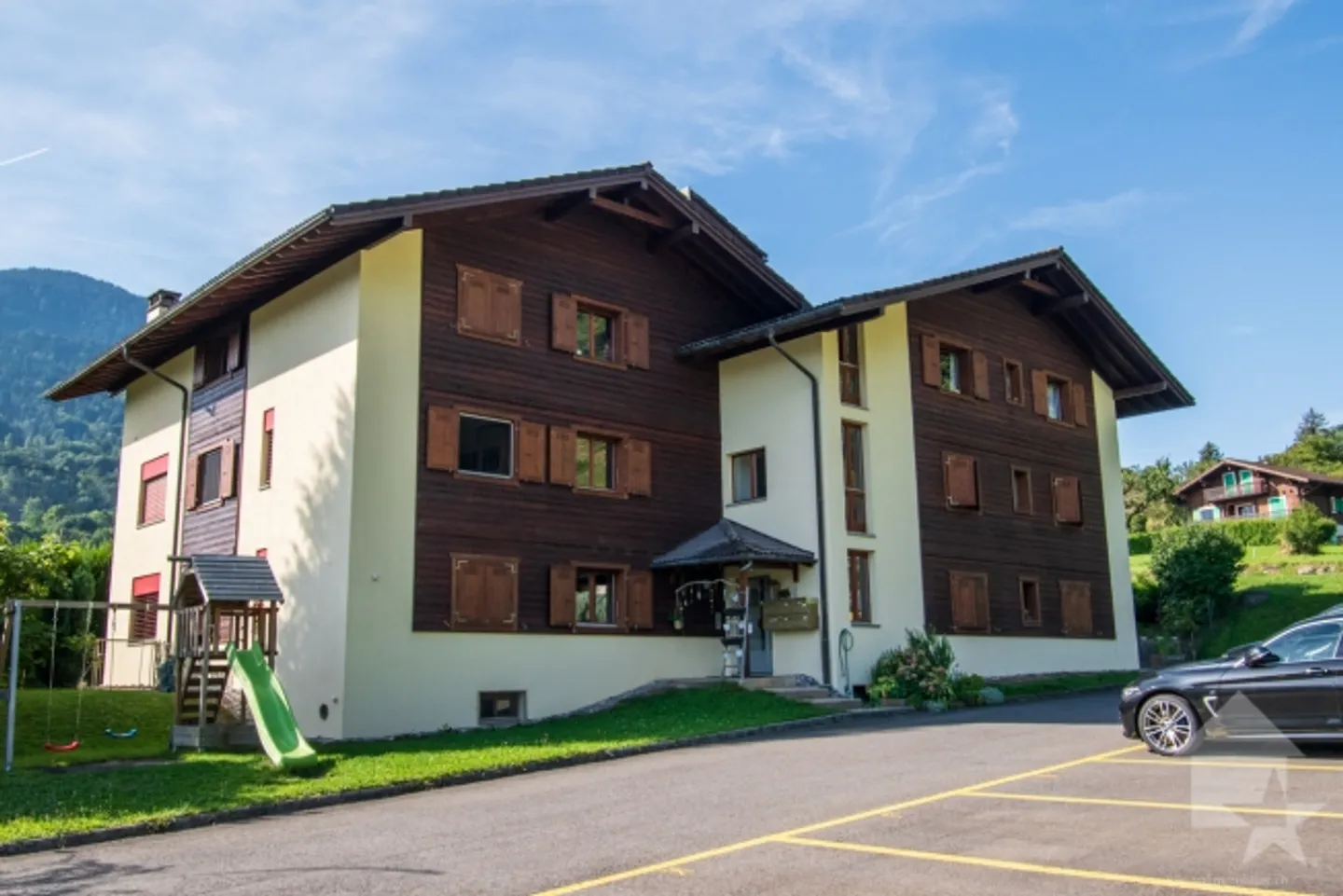 Troistorrents duplex on the top floor of a small building - Photo 14 of 14