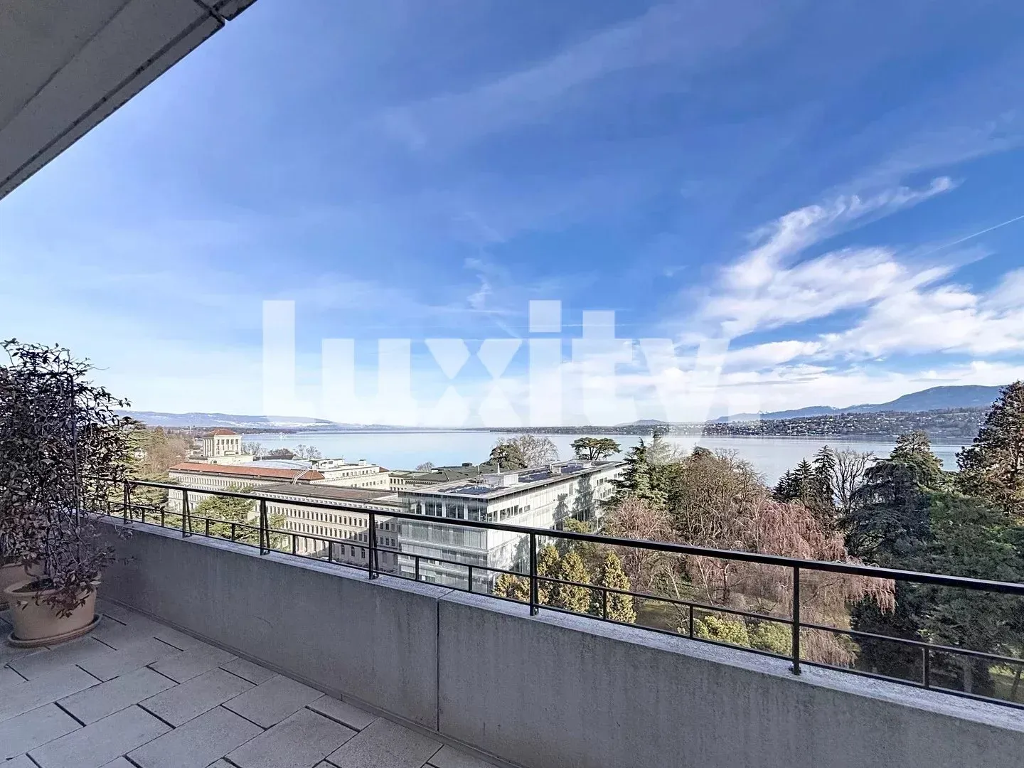 Seltenes Duplex mit 6.5 Zimmern, großer Terrasse und Seeblick - Photo 2 of 4