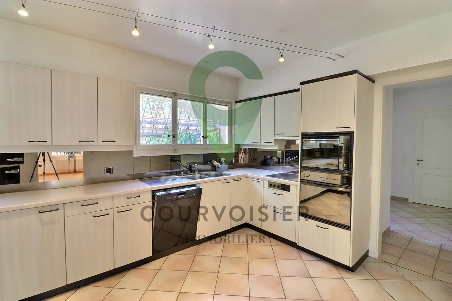Charming Ground Floor Apartment - Photo 4 of 18
