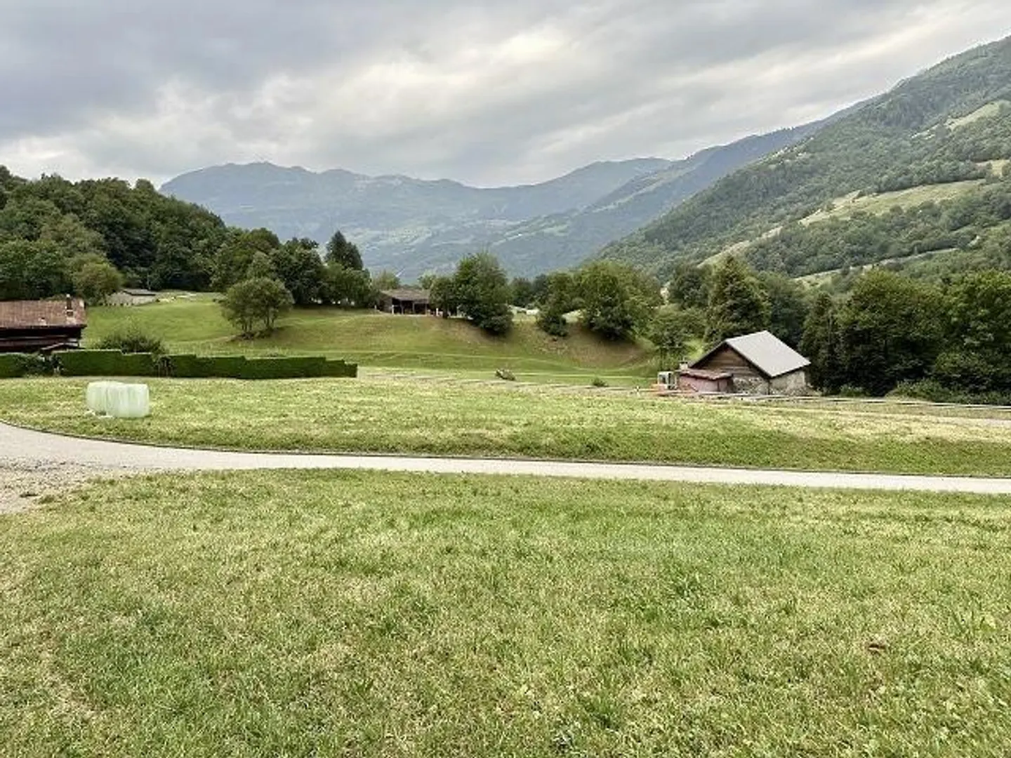 Bauland mit Rustico von 2085 m2 Fläche an sonniger Aussichtslage - Foto 3 von 11