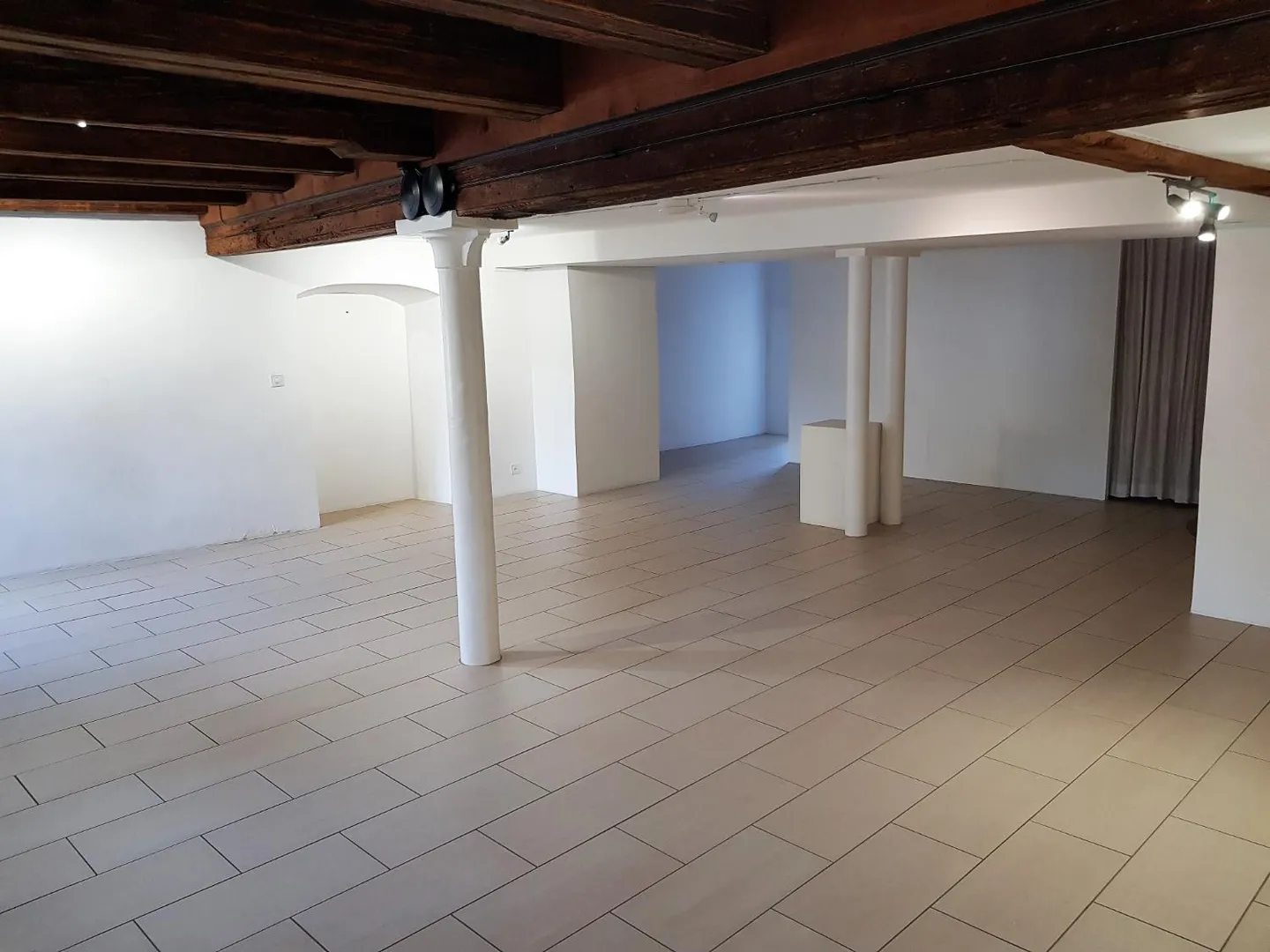 Place de la Collégiale, Valangin - Commercial space for rent on 2 levels - Photo 2 of 14