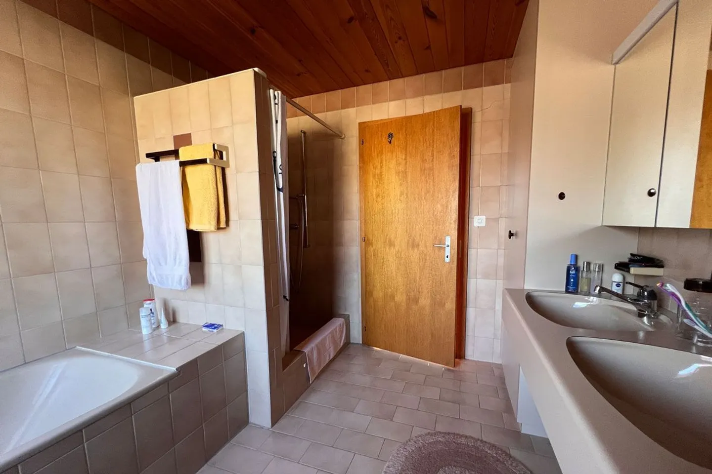 Maison individuelle de 4,5 pièces avec piscine à Radelfingen - Photo 9 sur 13