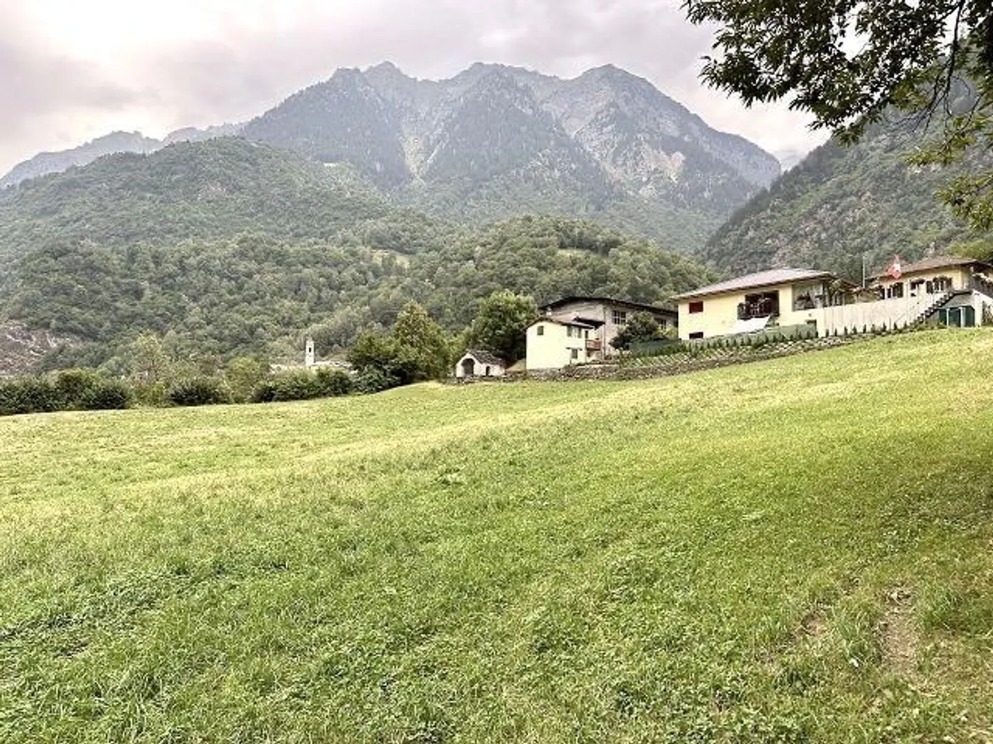 Bauland mit Rustico von 2085 m2 Fläche an sonniger Aussichtslage - Foto 6 von 11