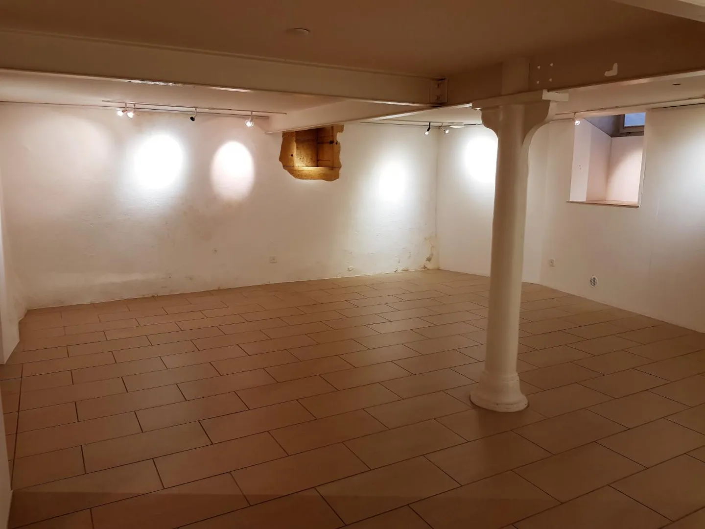 Place de la Collégiale, Valangin - Commercial space for rent on 2 levels - Photo 10 of 14