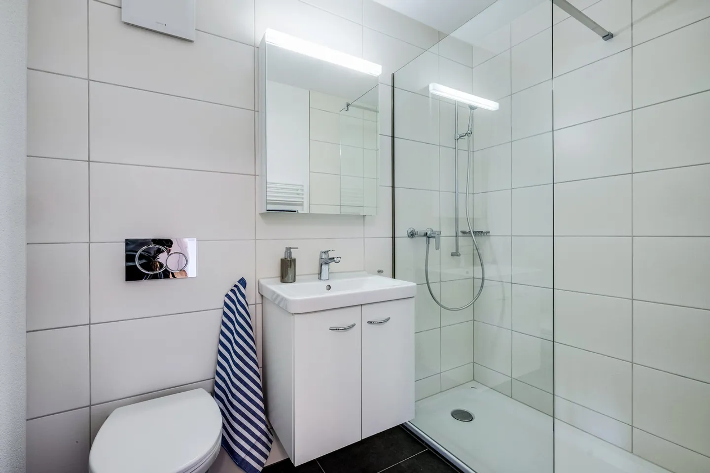 Modern Single Apartment with Balcony - Photo 3 of 4