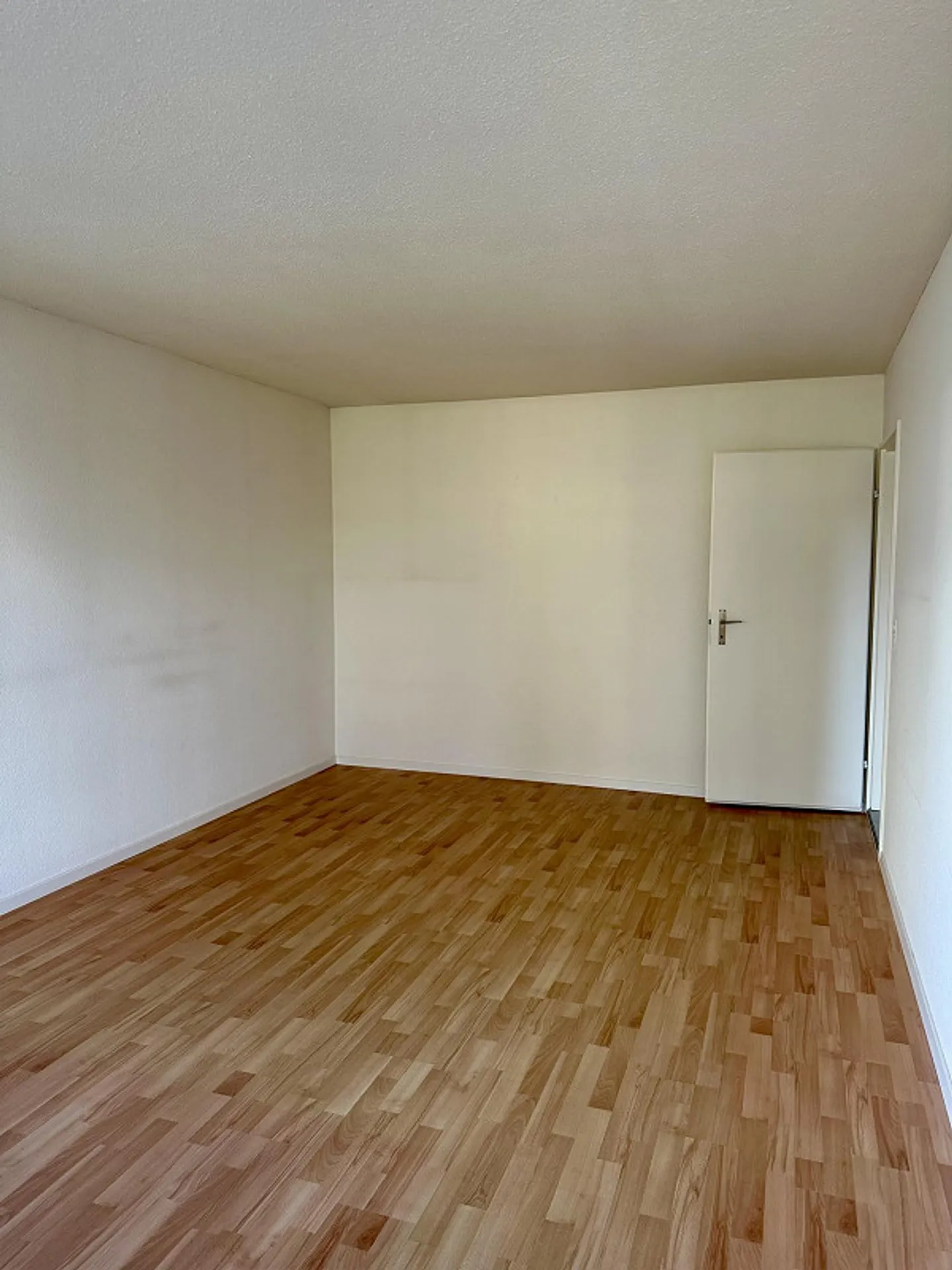 Vivere centralmente a Baar - luminoso, pratico e con balcone - Foto 3 di 10