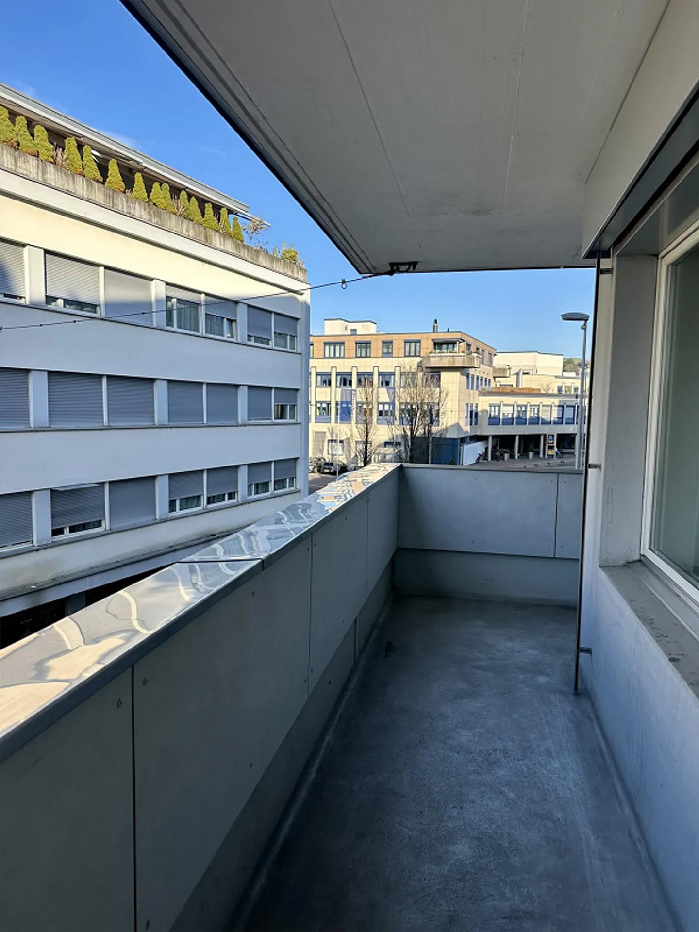 Vivere centralmente a Baar - luminoso, pratico e con balcone - Foto 4 di 10