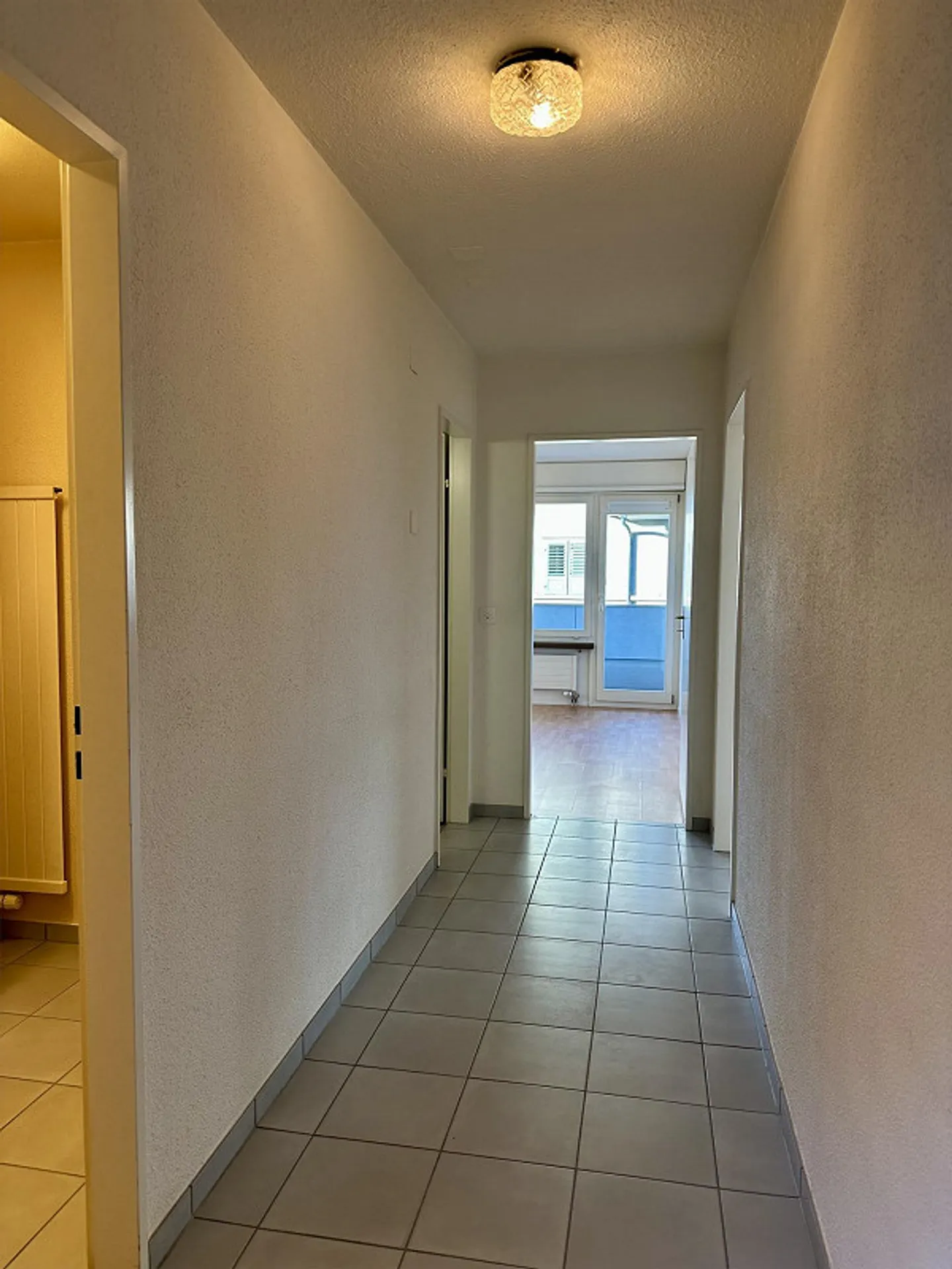 Vivere centralmente a Baar - luminoso, pratico e con balcone - Foto 6 di 10