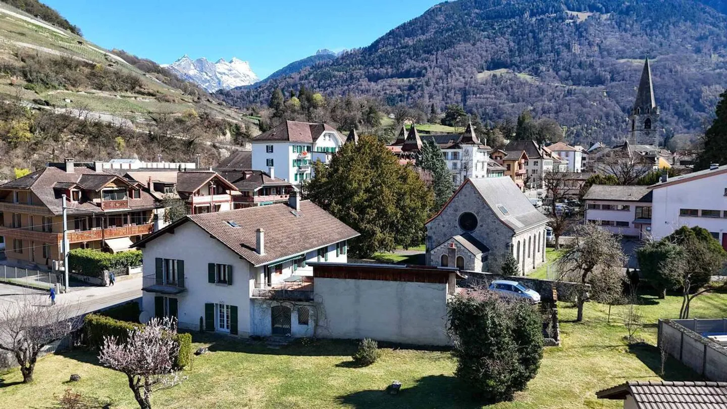 Charming village house with 8 rooms - Photo 1 of 12