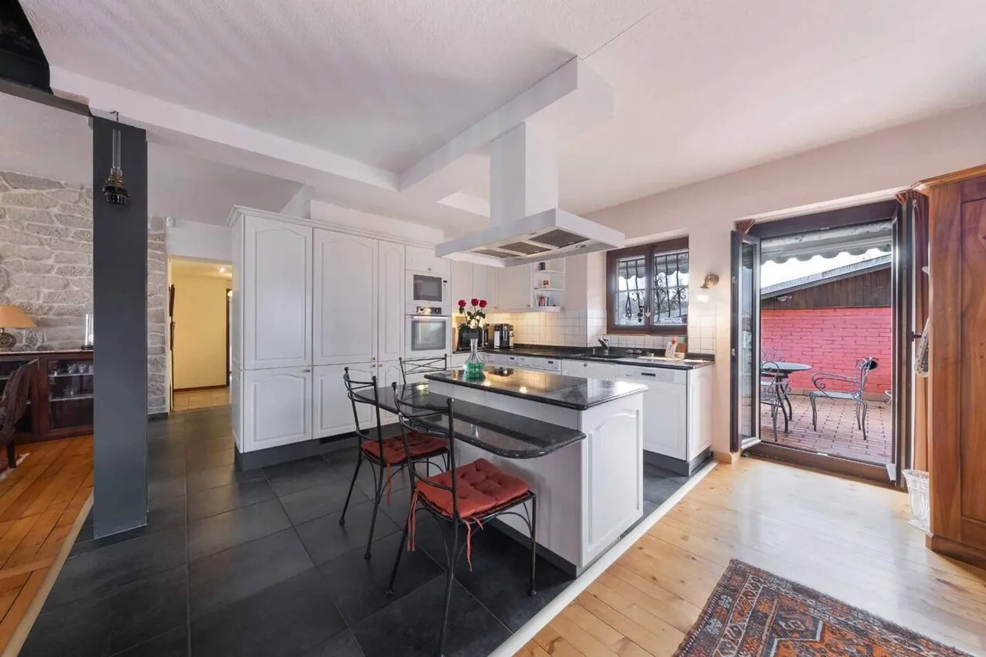 Charming village house with 8 rooms - Photo 3 of 12