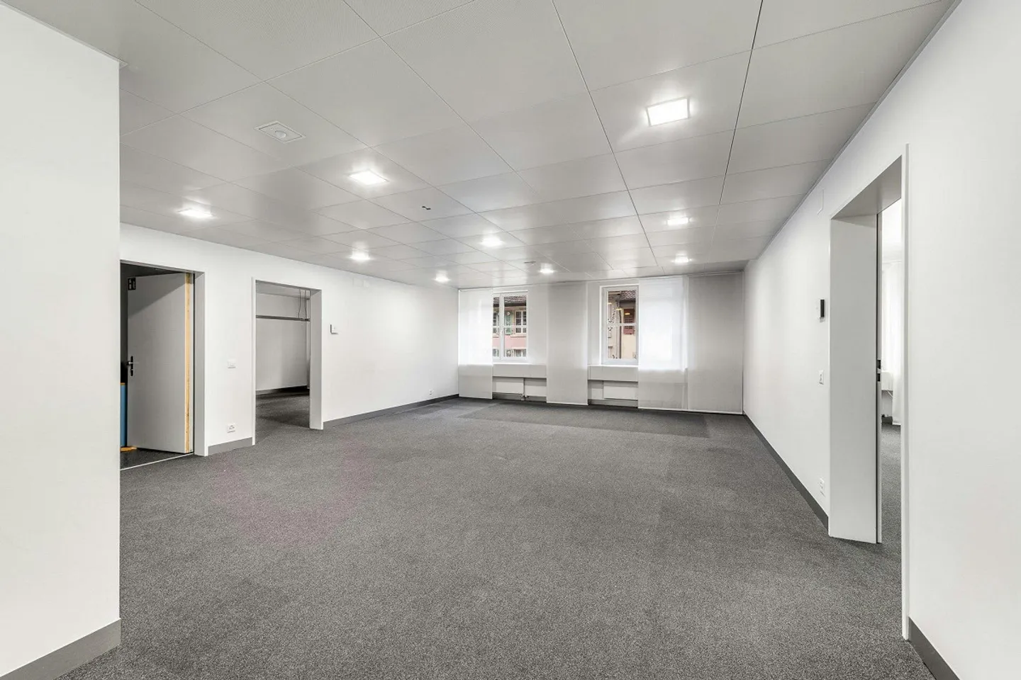 Your office in the heart of the town! - Photo 2 of 13