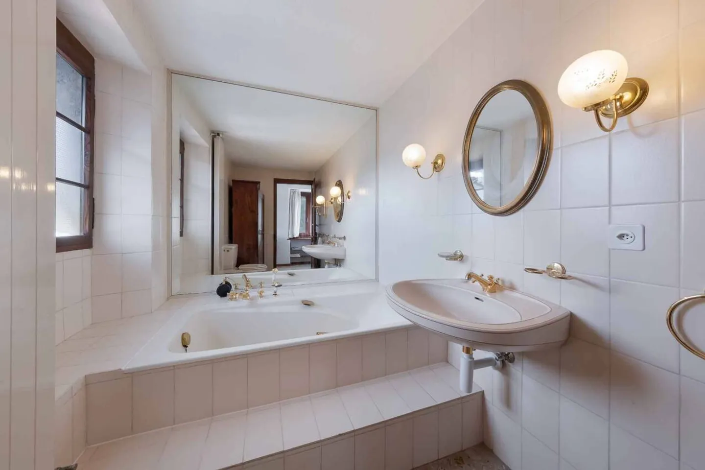 Charming village house with 8 rooms - Photo 8 of 12