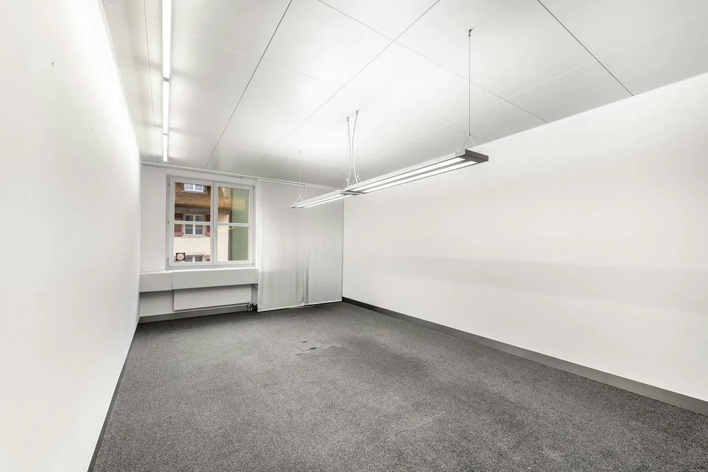 Your office in the heart of the town! - Photo 3 of 13