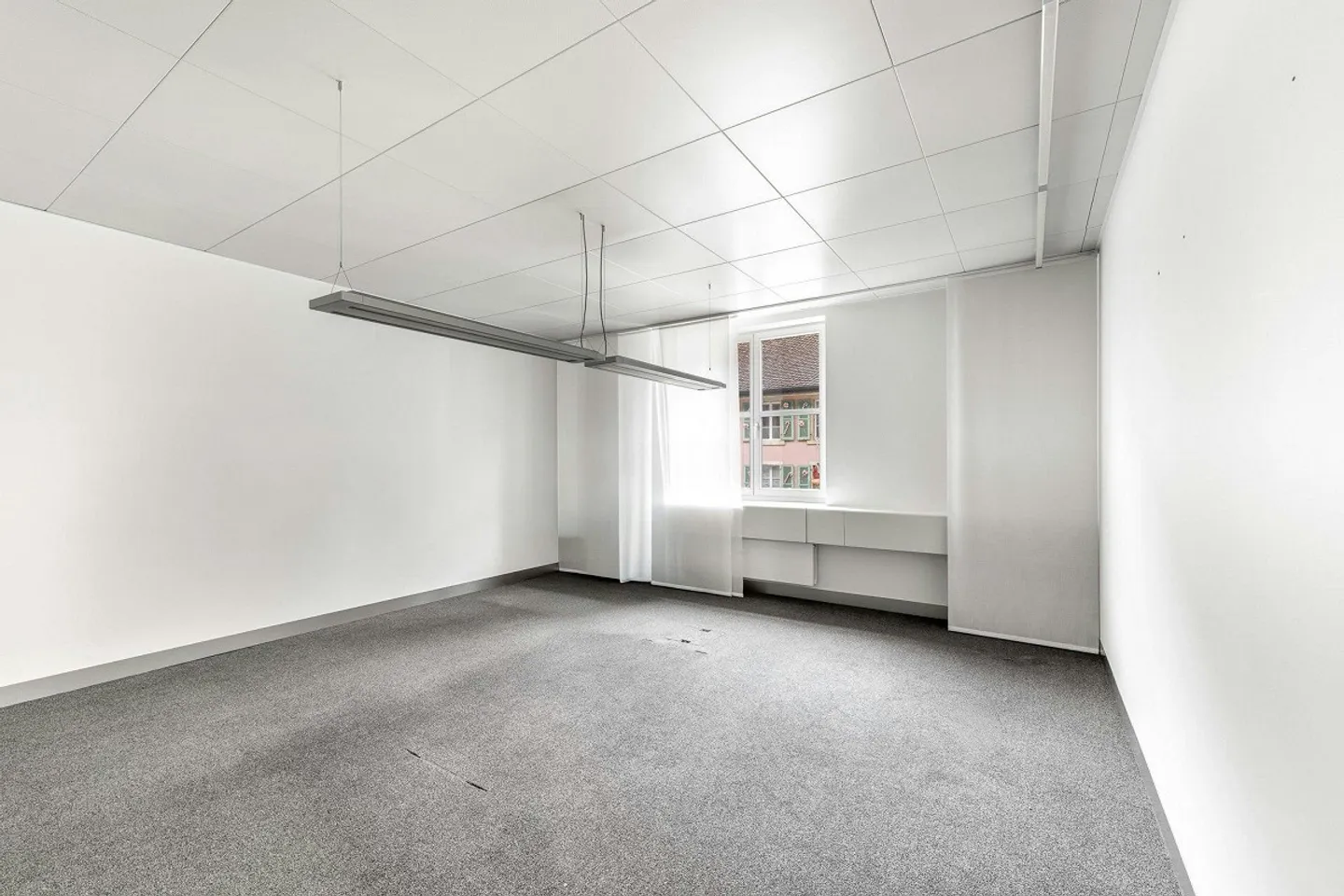 Your office in the heart of the town! - Photo 4 of 13