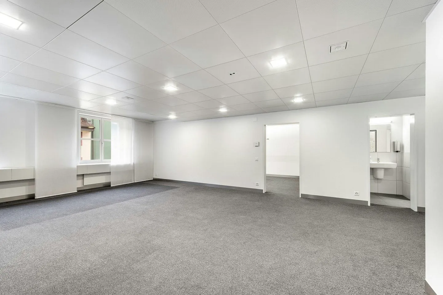 Your office in the heart of the town! - Photo 5 of 13