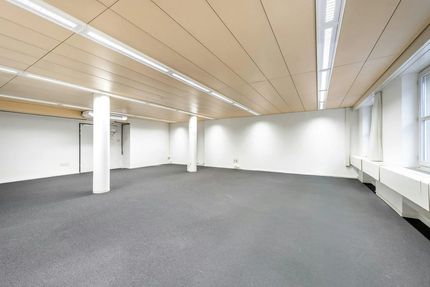 Your office in the heart of the town! - Photo 6 of 13