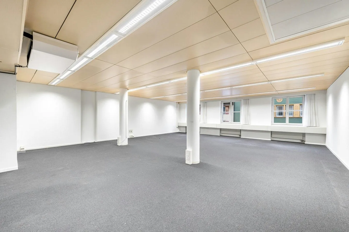 Your office in the heart of the town! - Photo 7 of 13