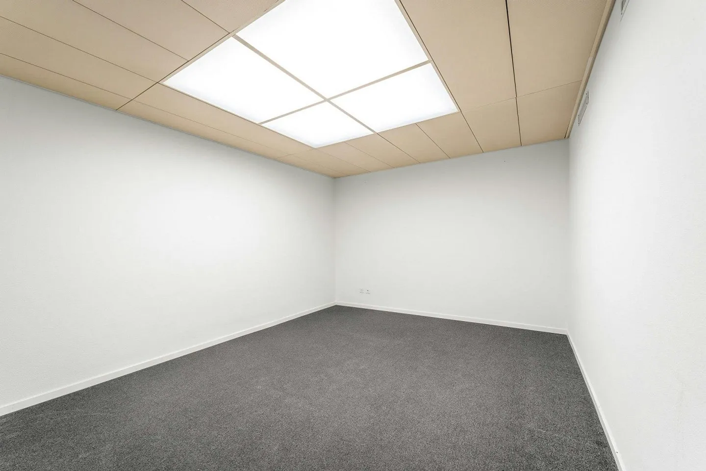 Your office in the heart of the town! - Photo 8 of 13