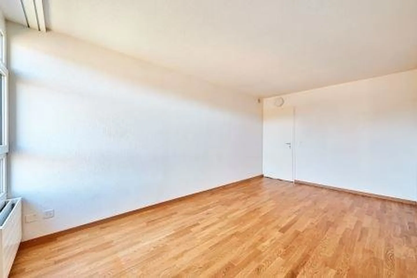 Charming 4-Room Apartment with Balcony - Photo 4 of 10