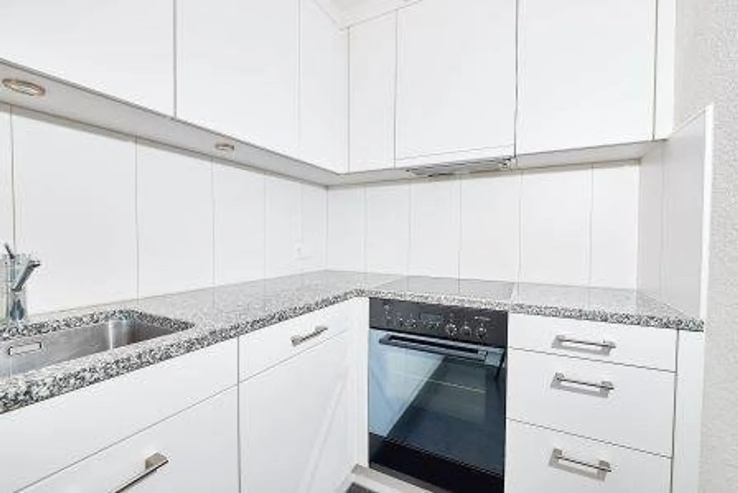Charming 4-Room Apartment with Balcony - Photo 6 of 10