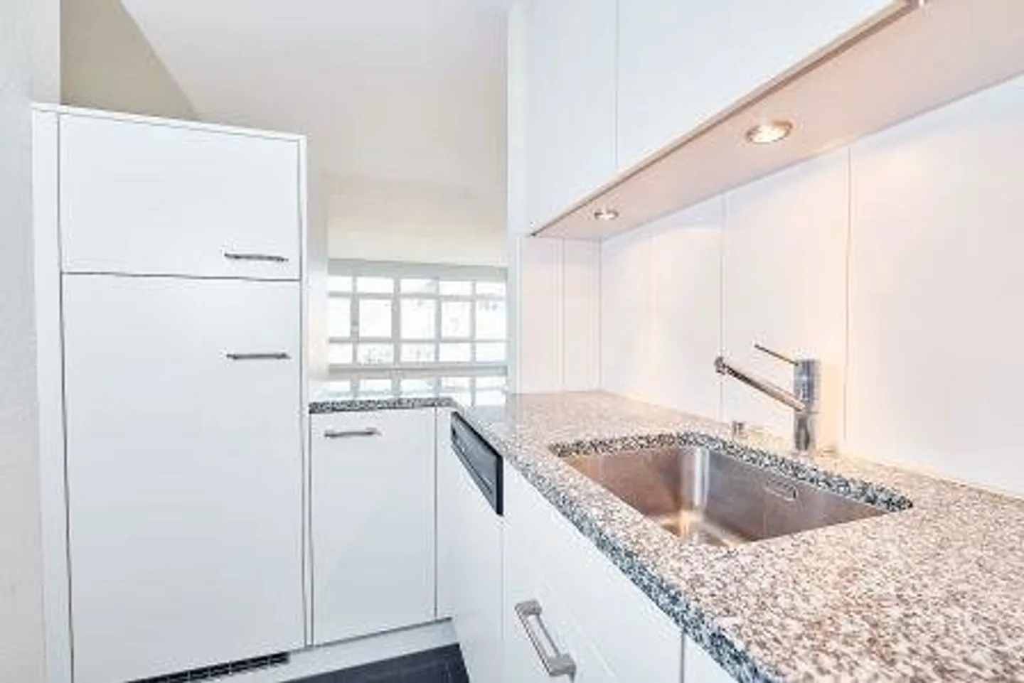 Charming 4-Room Apartment with Balcony - Photo 7 of 10