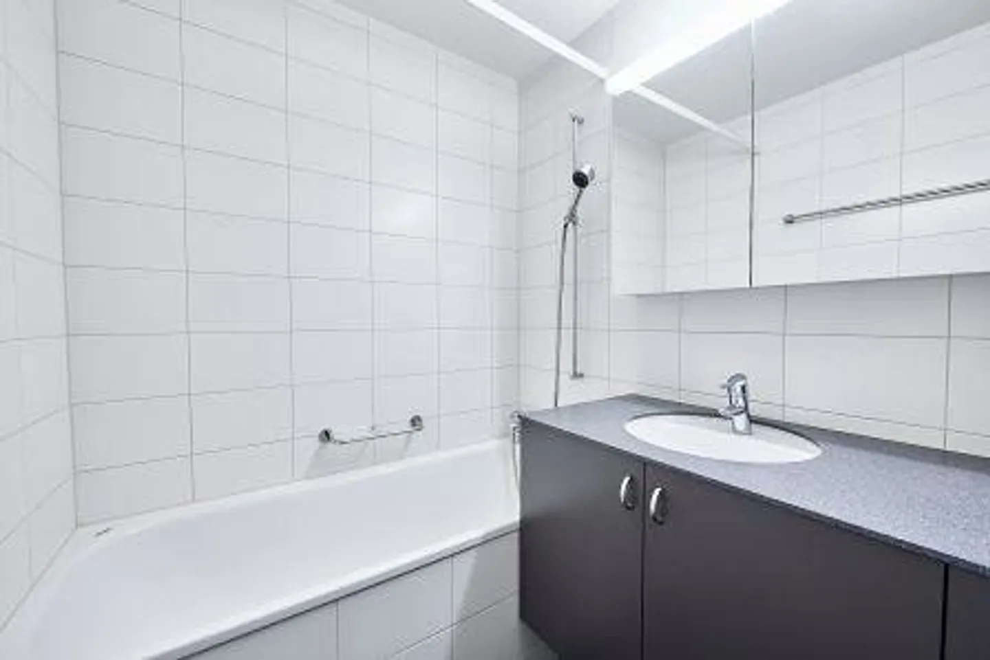 Charming 4-Room Apartment with Balcony - Photo 8 of 10