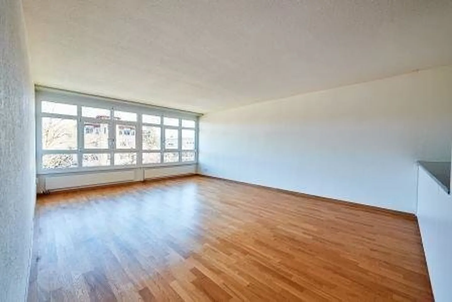 Charming 4-Room Apartment with Balcony - Photo 2 of 10