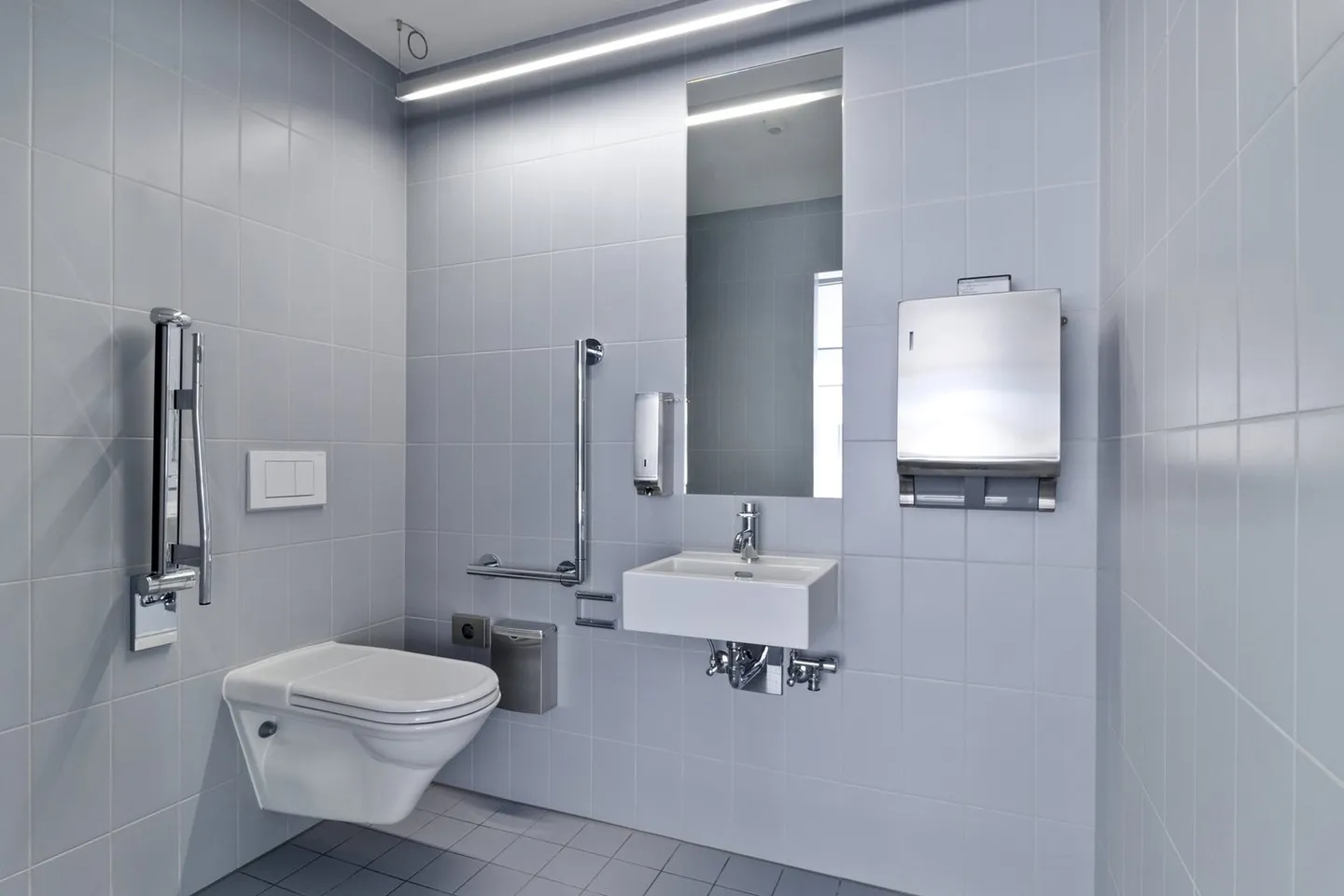 Office and commercial spaces with lake view and flexible sizes as needed - Photo 8 of 9