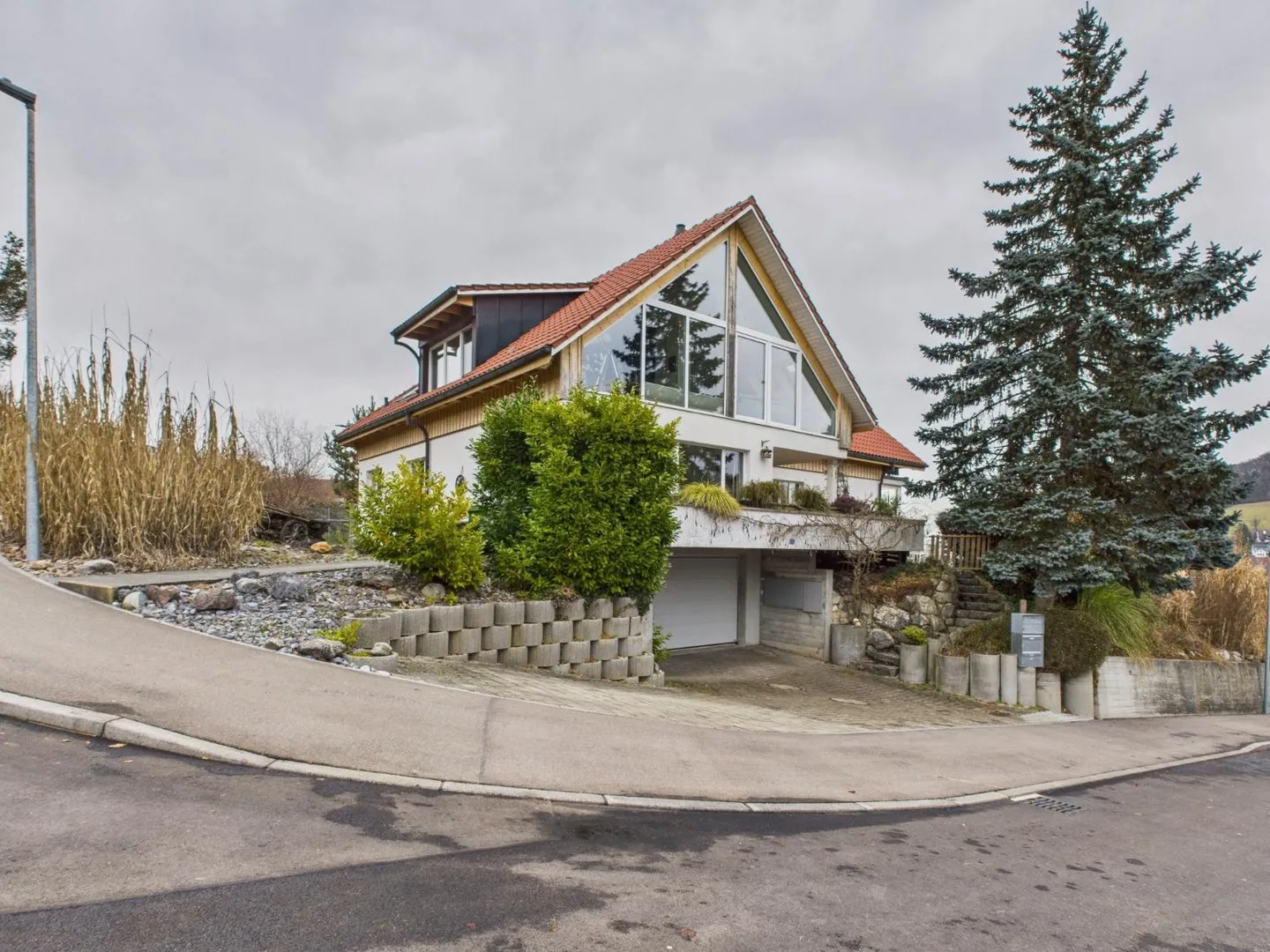 Flexible Living Wonder in Weiach: High-Quality Ground Floor Apartment with XL Garage and Separate 1.5-Room Apartment - Photo 1 of 13