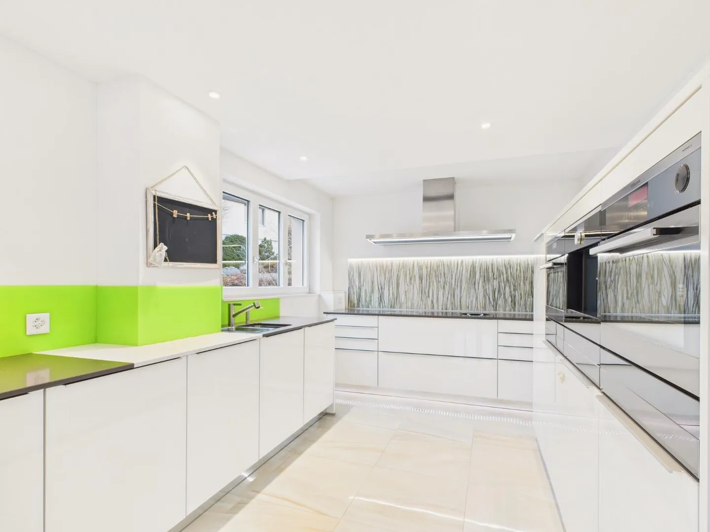 Flexible Living Wonder in Weiach: High-Quality Ground Floor Apartment with XL Garage and Separate 1.5-Room Apartment - Photo 4 of 13
