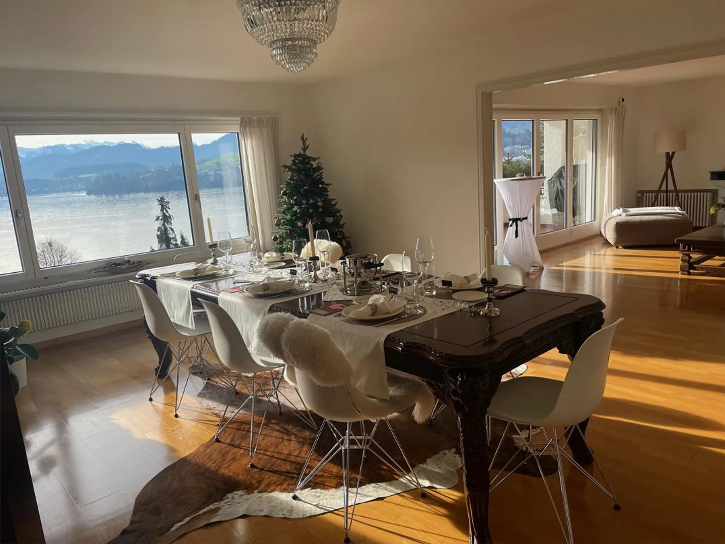 Vue d'un appartement spacieux de 5.5 pièces en attente de nouveaux locataires à partir du 1er mai - Photo 1 sur 4