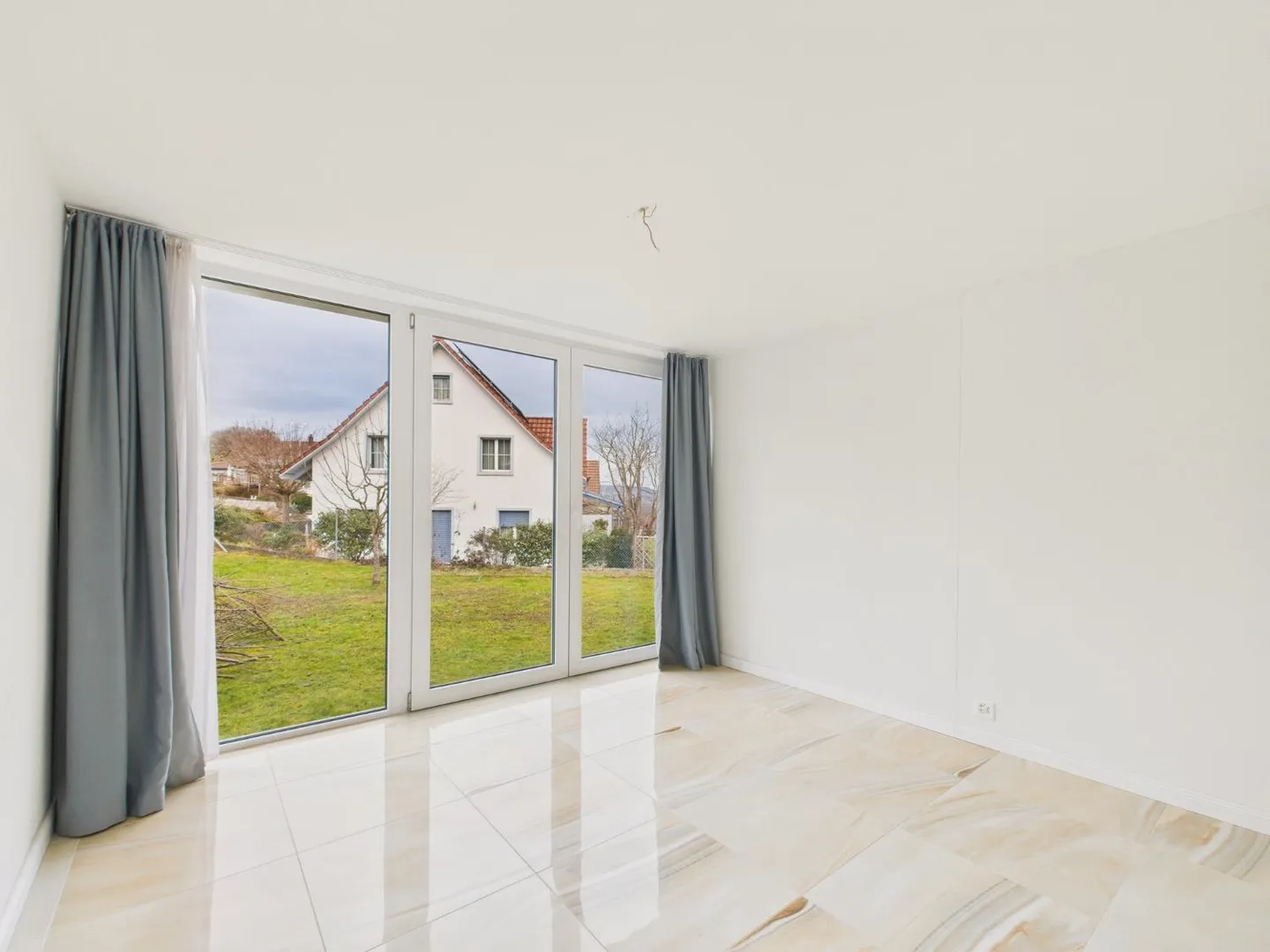 Flexible Living Wonder in Weiach: High-Quality Ground Floor Apartment with XL Garage and Separate 1.5-Room Apartment - Photo 6 of 13