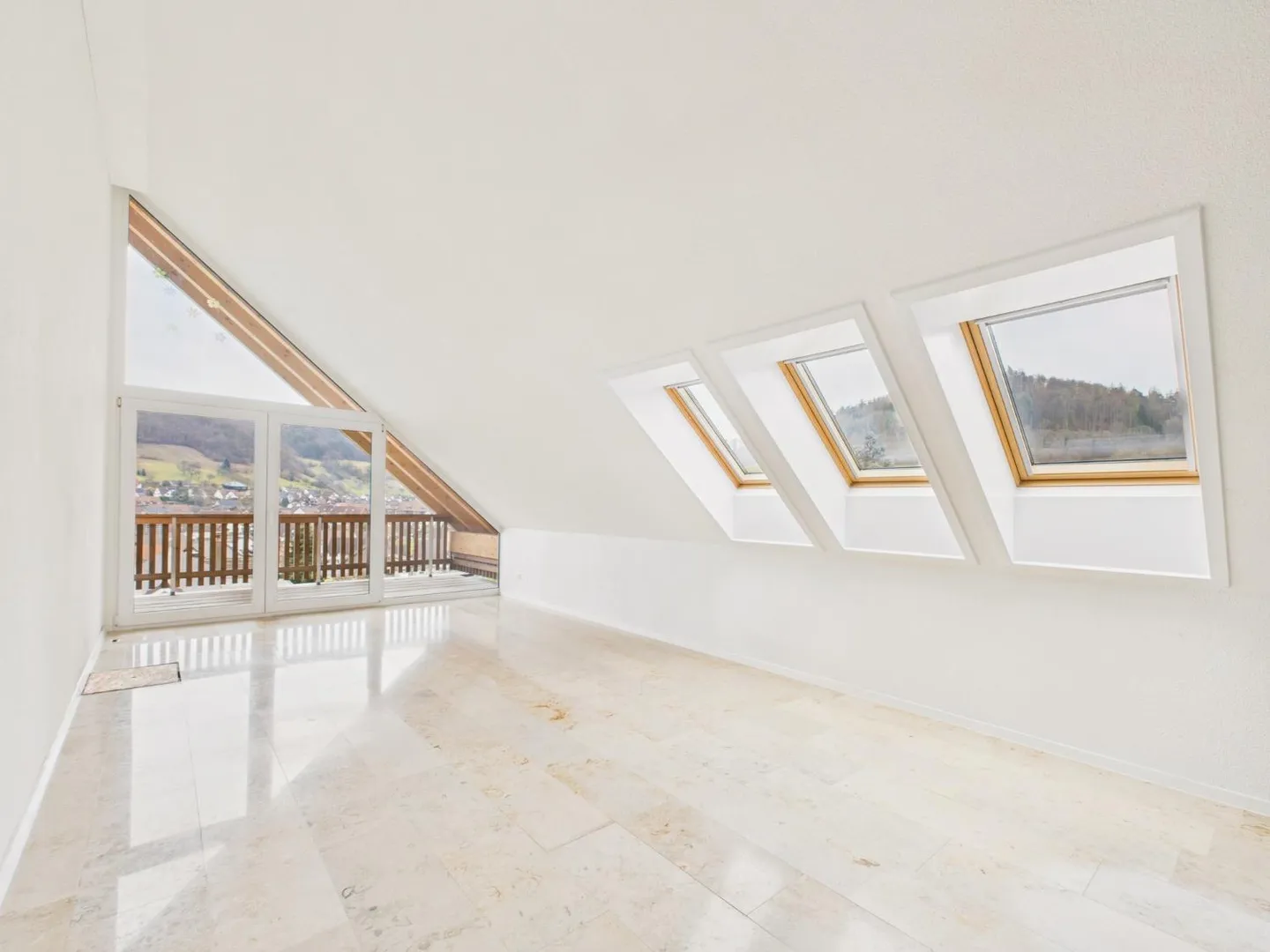 Flexible Living Wonder in Weiach: High-Quality Ground Floor Apartment with XL Garage and Separate 1.5-Room Apartment - Photo 7 of 13