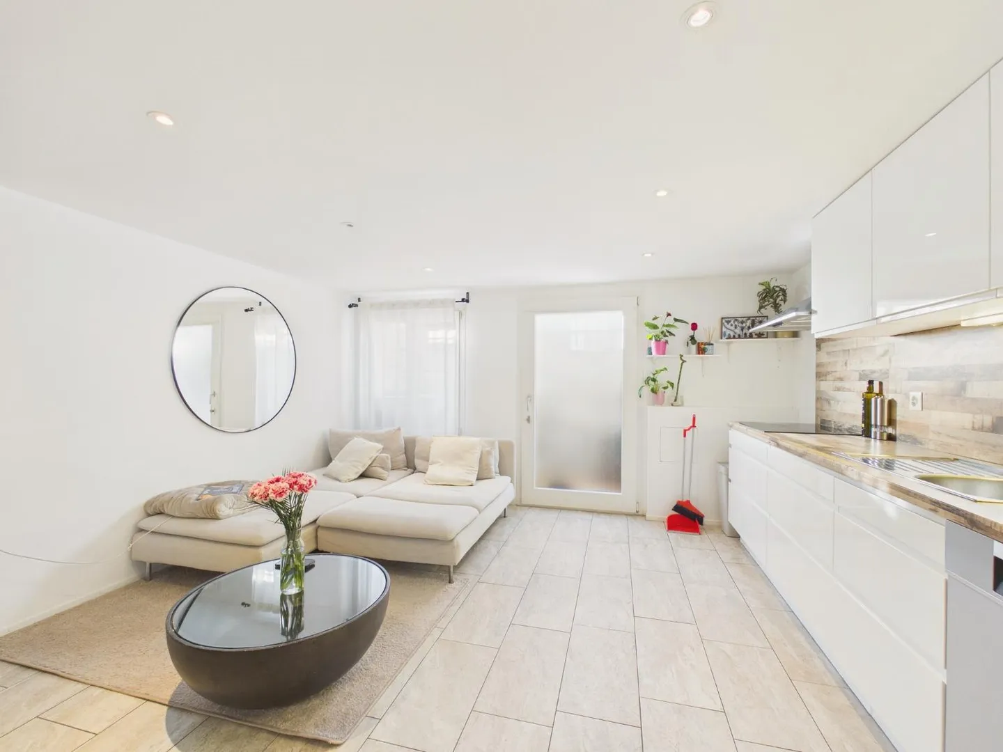 Flexible Living Wonder in Weiach: High-Quality Ground Floor Apartment with XL Garage and Separate 1.5-Room Apartment - Photo 10 of 13