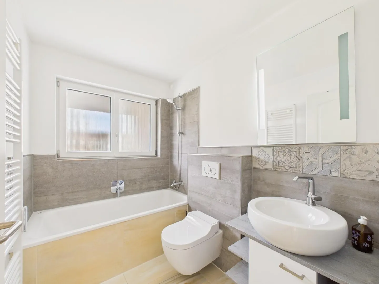 Flexible Living Wonder in Weiach: High-Quality Ground Floor Apartment with XL Garage and Separate 1.5-Room Apartment - Photo 9 of 13