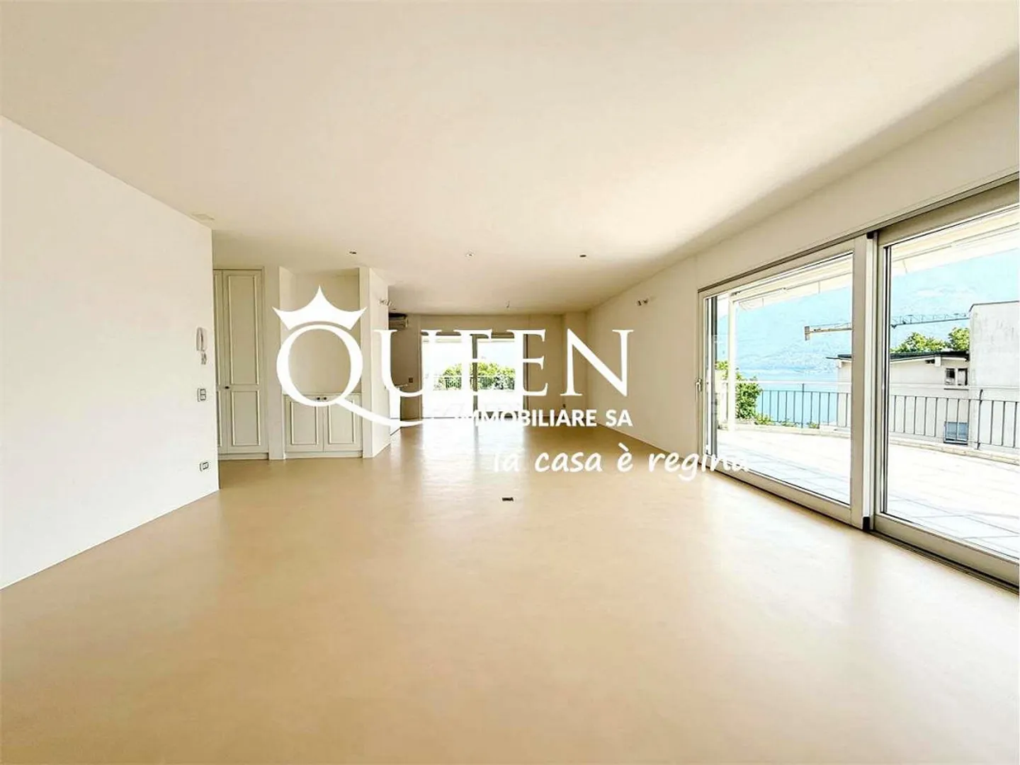 Minusio : penthouse 4.5 pièces, 150 m², terrasse, jacuzzi, vue sur le lac et les montagnes - Photo 3 sur 13